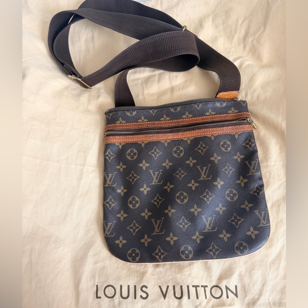 LOUIS VUITTON
Monogram Canvas Pochette Bosphore